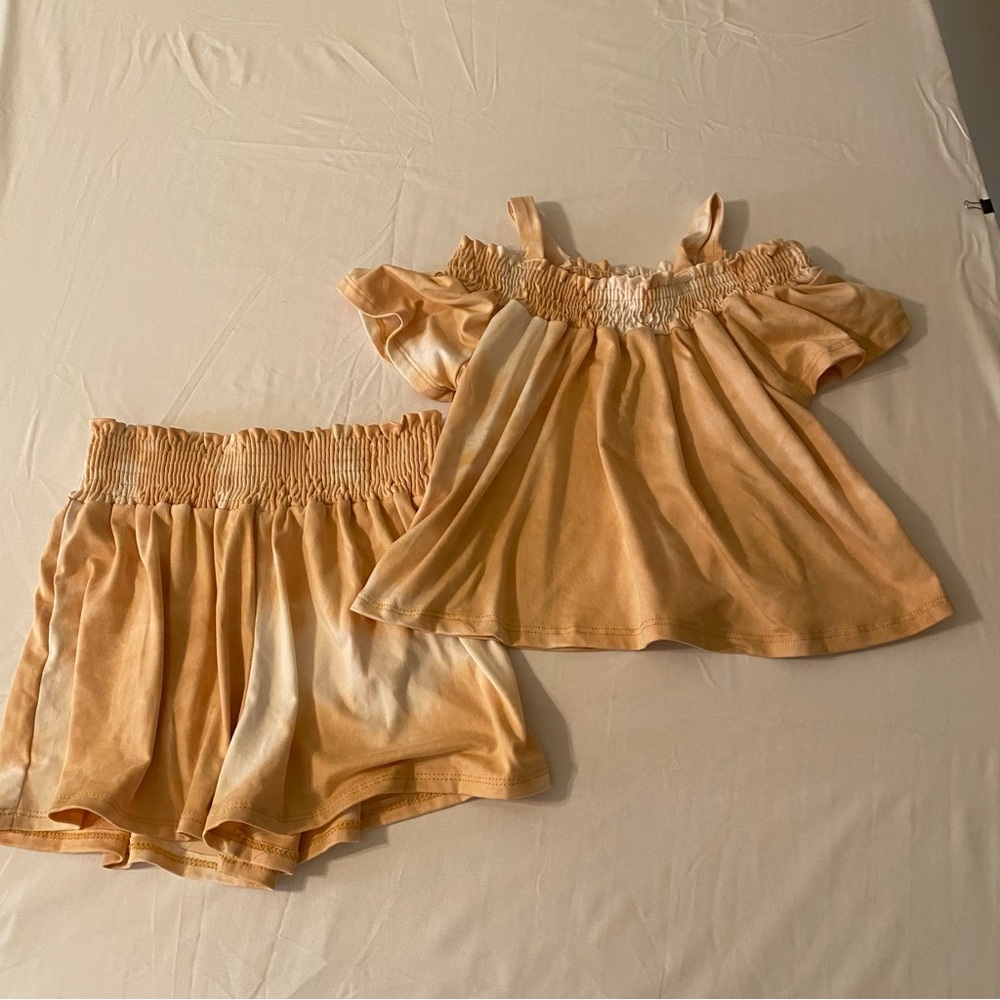 Girls two-piece short set.